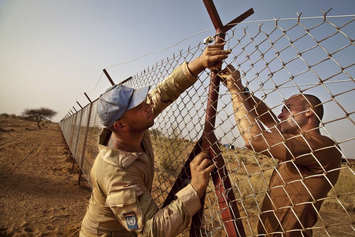 Peacekeepers della Missione Onu in Mali (MINUSMA) innalzano una recinzione presso il loro campo militare, in costruzione a Gao (Febbraio 2014)