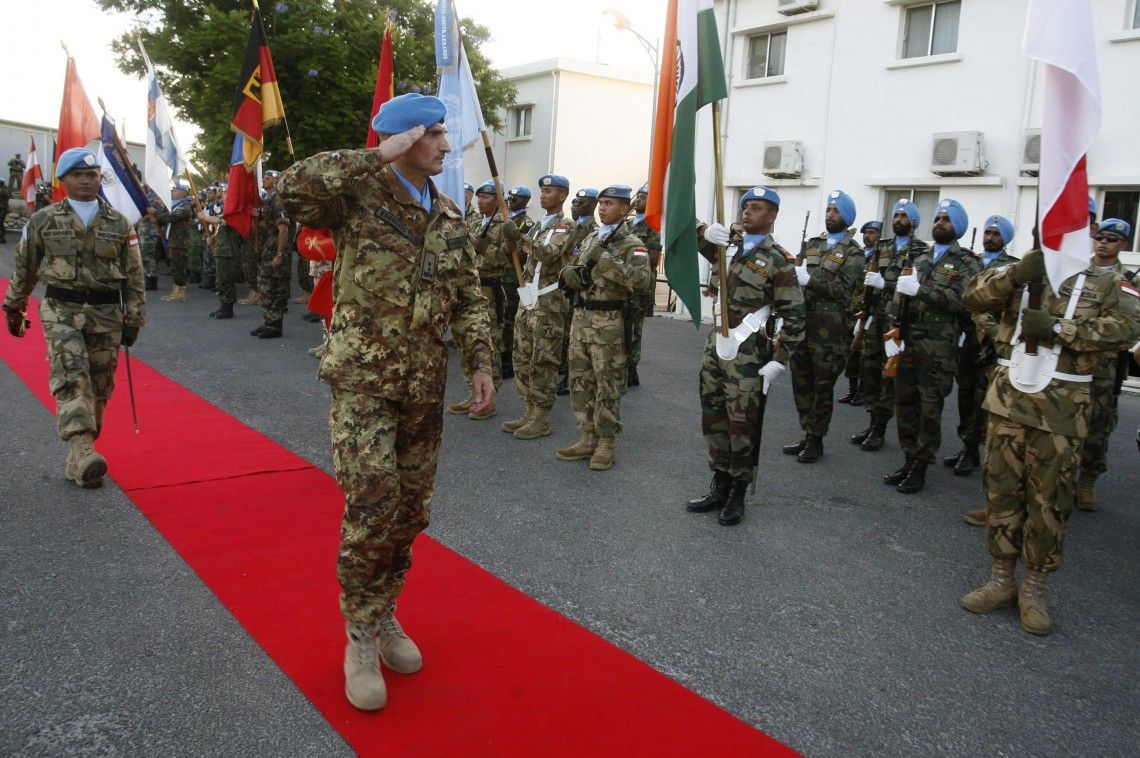 Il Generale Paolo Serra durante la cerimonia di passaggio delle consegne del comando della missione Unifil (Naqoura, Libano, gennaio 2012)