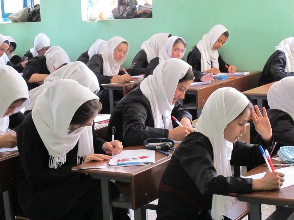 Le studentesse della "Scuola della pace" fondata da padre Giuseppe Moretti nel villaggio di Tangi Kalay, a nord di Kabul, simbolo di un Afghanistan che cambia