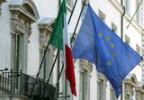 La bandiera dell'UE davanti al Palazzo del Consiglio d'Europa a Strasburgo