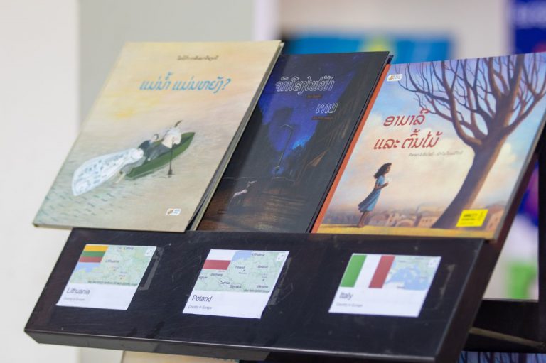 Laos donazione di libri illustrati per bambini