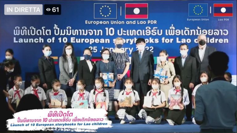Laos, donazione di libri illustrati per bambini
