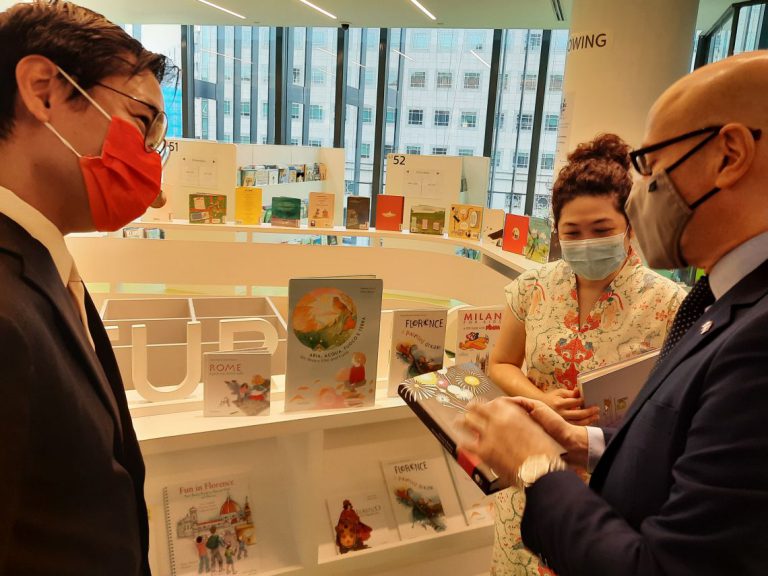 Ambasciata a Singapore regala libri su Dante e Rodari 
