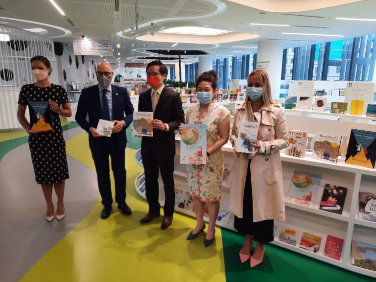 Ambasciata a Singapore regala libri su Dante e Rodari
