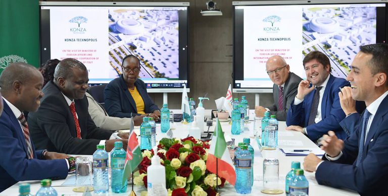 Visita del Min. Di Maio con il Min. per Innovazione del Kenya Mucheru al cantiere “Smart City” di Konza