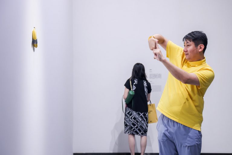 A Shenzhen la nuova mostra di Maurizio Cattelan