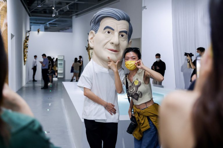 A Shenzhen la nuova mostra di Maurizio Cattelan