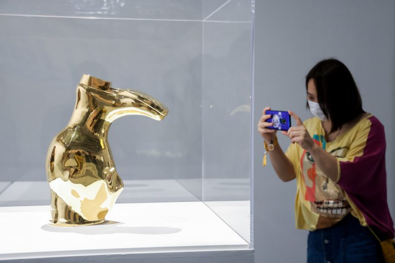 A Shenzhen la nuova mostra di Maurizio Cattelan
