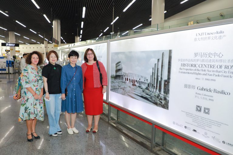 Shanghai, bellezze italiane in mostra nella metropolitana