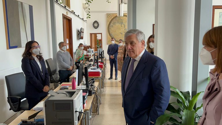 Incontro del Ministro Tajani con il personale della Farnesina: “Lavoreremo insieme per il bene dell’Italia”