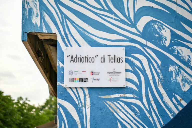 Tirana, presentato il murale “Adriatico” di “Tellas”