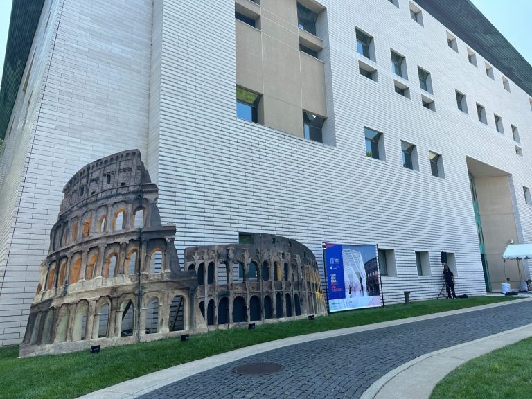 Un modello del Colosseo accompagna gli ospiti delle celebrazioni all’Ambasciata d’Italia a Washington