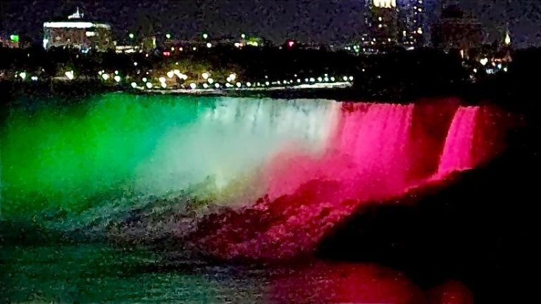 Le Cascate del Niagara illuminate con i colori dell'Italia