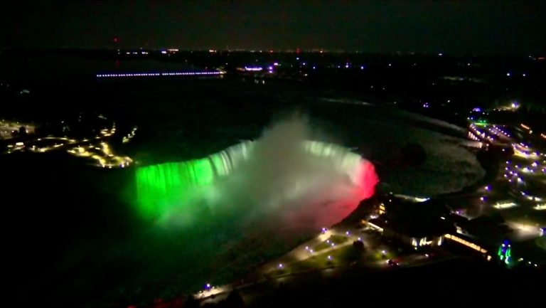 Le Cascate del Niagara illuminate con i colori dell'Italia (dal Consolato Generale a Toronto)