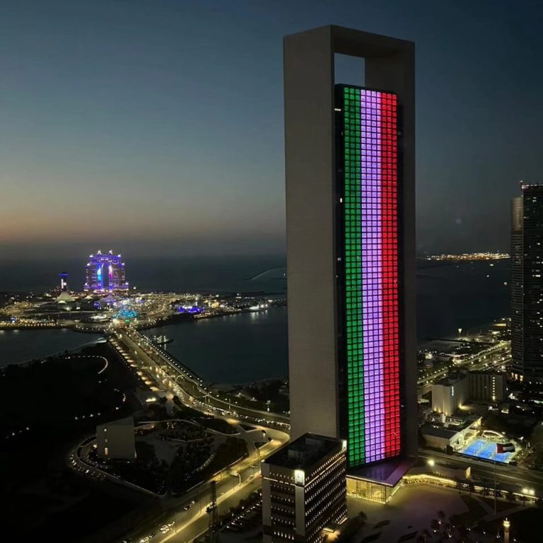 I grattacieli illuminati con il tricolore per il 2 giugno negli Emirati Arabi Uniti