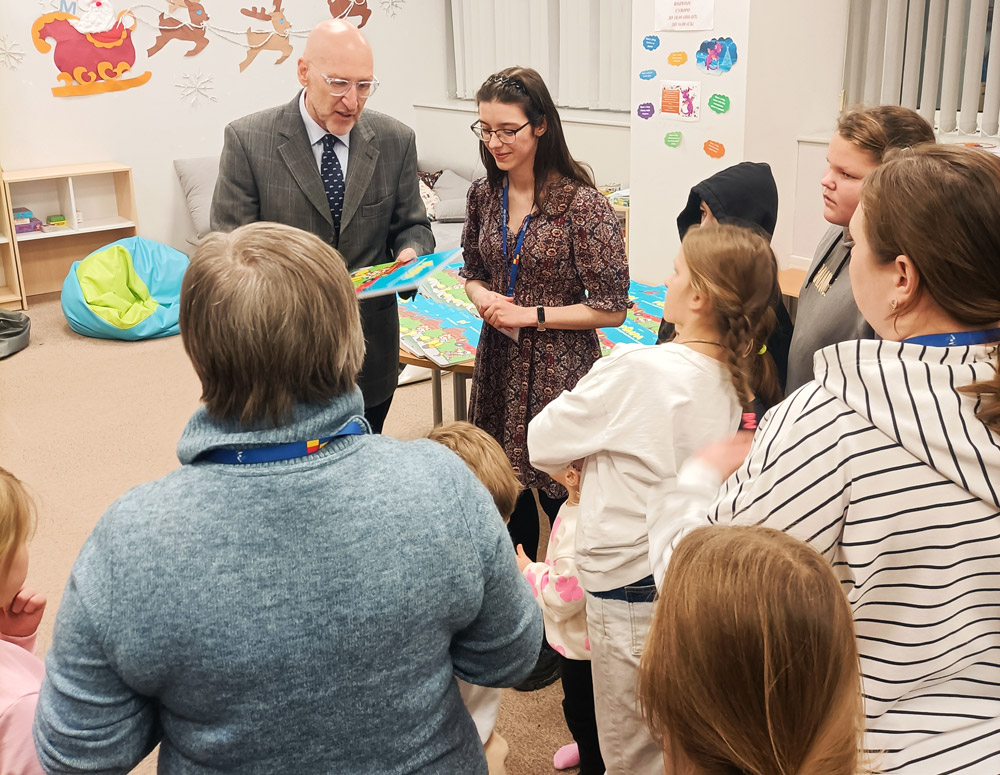 Polonia, l’Ambasciatore Franchetti Pardo dona l’edizione in ucraino del volume “Pimpa viaggia in Italia” ai bambini dell’hub di Unicef