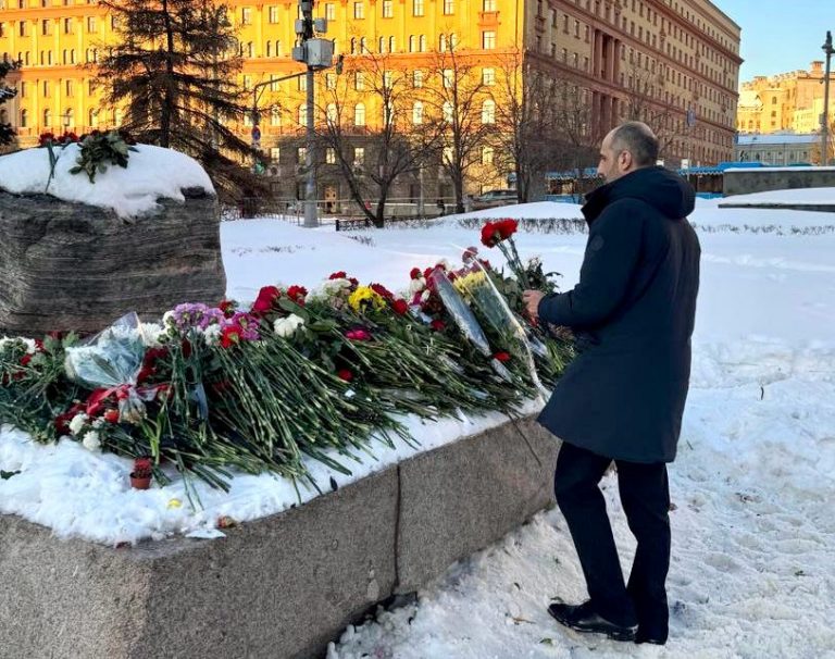 L’Incaricato d’Affari a Mosca, Sferra Carini, depone fiori sul memoriale per Navalny
