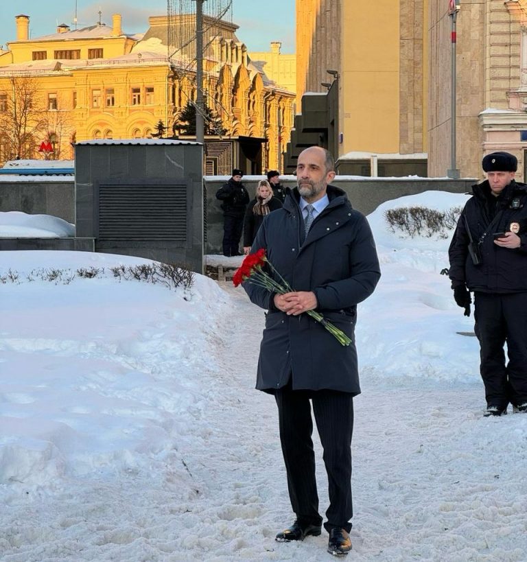 L’Incaricato d’Affari a Mosca, Sferra Carini, depone fiori sul memoriale per Navalny