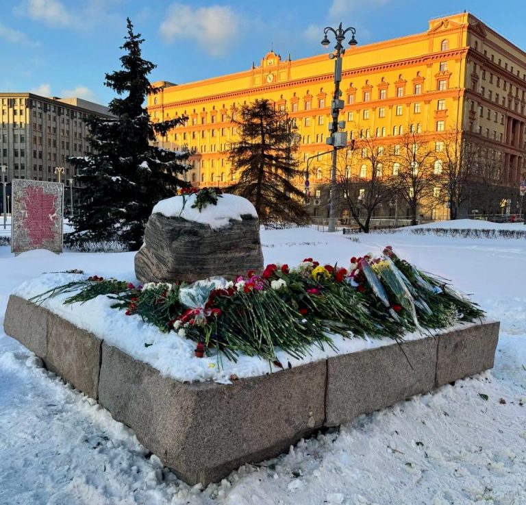L’Incaricato d’Affari a Mosca, Sferra Carini, depone fiori sul memoriale per Navalny