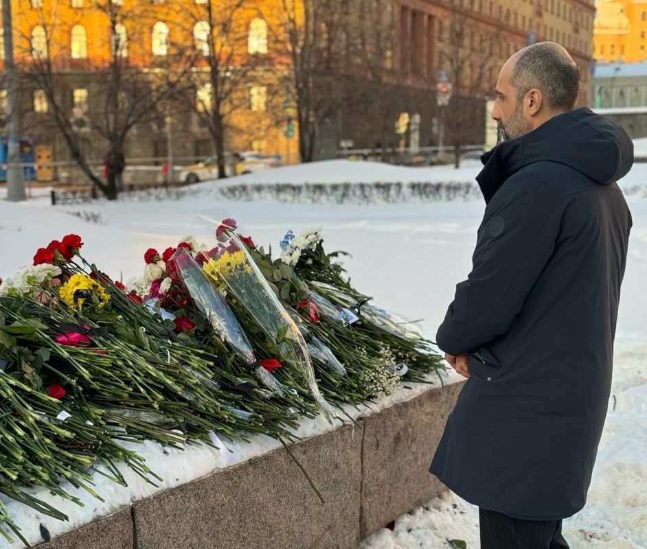 L’Incaricato d’Affari a Mosca, Sferra Carini, depone fiori sul memoriale per Navalny