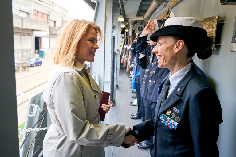 Lettonia, Premier Silina visita fregata italiana “Luigi Rizzo”