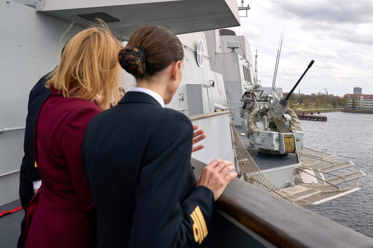 Lettonia, Premier Silina visita fregata italiana “Luigi Rizzo”