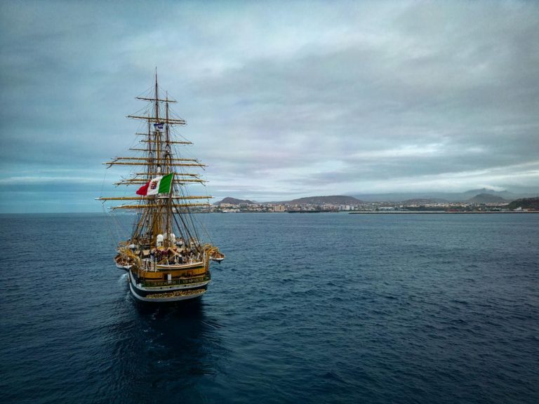 Cile, l’Amerigo Vespucci lascia Valparaiso e prosegue tour mondiale