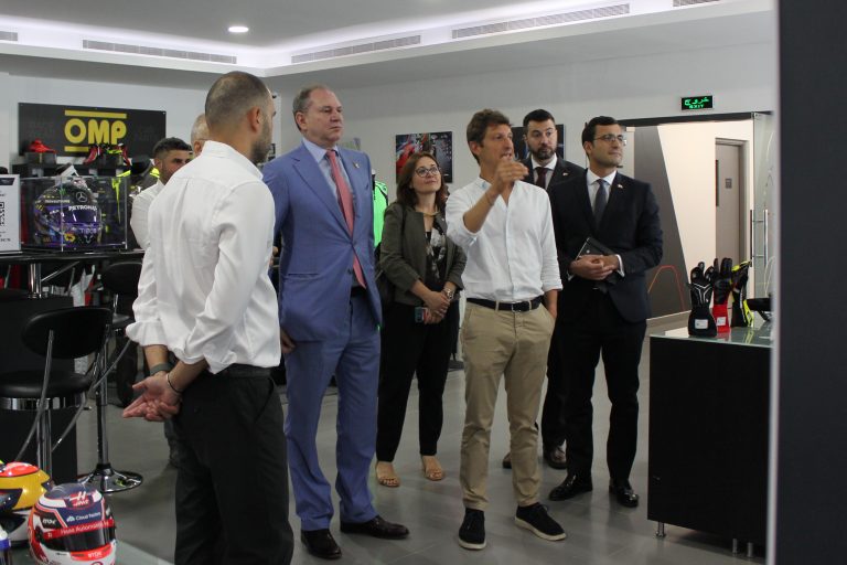 Bahrain, Ambasciatore Catalano visita azienda italiana leader nel settore del motorsport