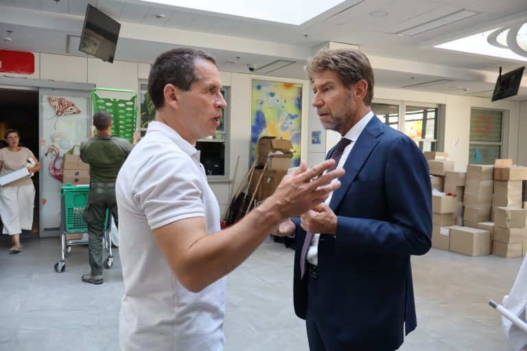 Ucraina. L’Ambasciatore Formosa visita l’Ospedale “Okhmatdyt” insieme all’AICS e agli operatori umanitari italiani