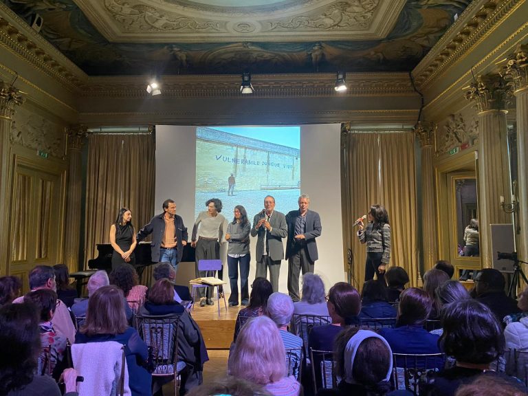 A Parigi IOSONOVULNERABILE @MovimentoVulnerarteAPS A Parigi IOSONOVULNERABILE @MovimentoVulnerarteAPS