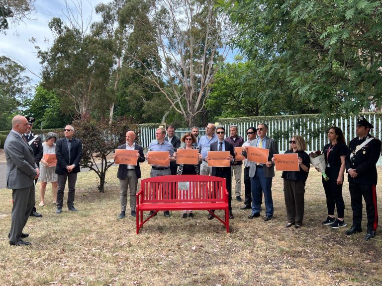 Canberra, Ambasciatore Crudele inaugura panchina rossa