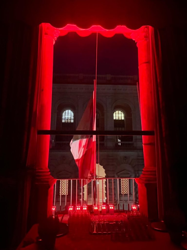 Santa Sede Palazzo Borromeo illuminato di rosso
