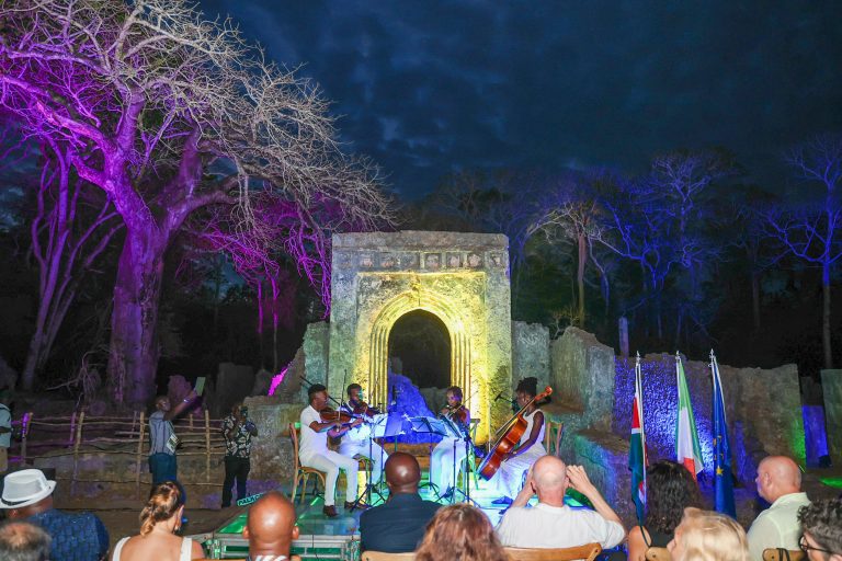 Kenya, la musica italiana alle Rovine di Gede