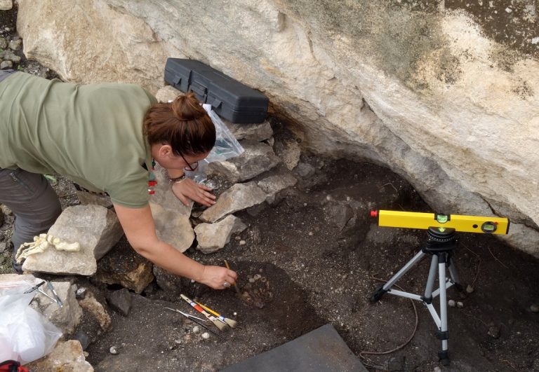 Excavation of human remains at Doukanet el Khoutifa, Tunisia (Photo: Giulio Lucarini)