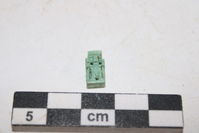 Amuleto in faiance di Ptah-Patheco dalla necropoli punica di Kerkouene (Cap Bon, Tunisia). Oggetto funerario punico, di imitazione egizia, della tomba 1/2024. Credito immagine: Jorge Hernandez Egea.