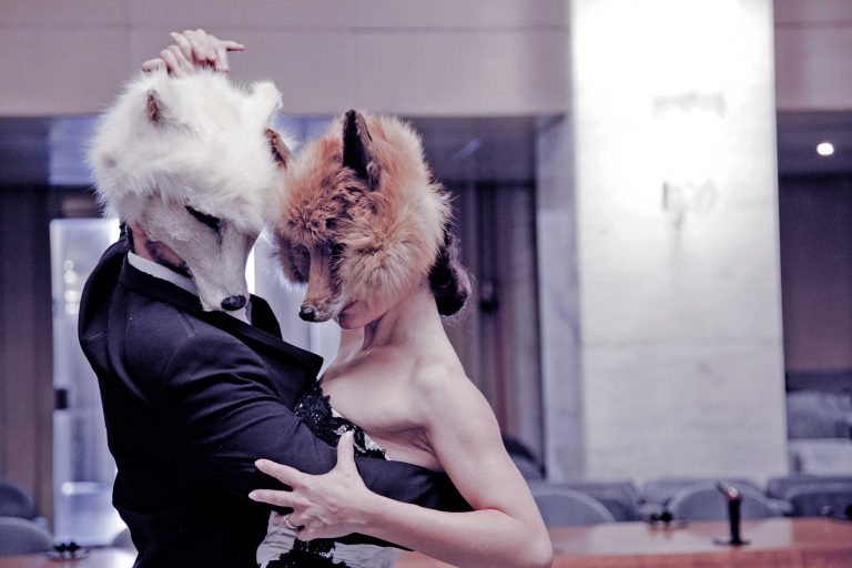 Elena Bellantoni. The Fox and The Wolf Struggle for Power, 2014 Video e 6 fotografie 58 cm x 16 cm © Elena Bellantoni Courtesy dell’artista Collezione Farnesina, Roma