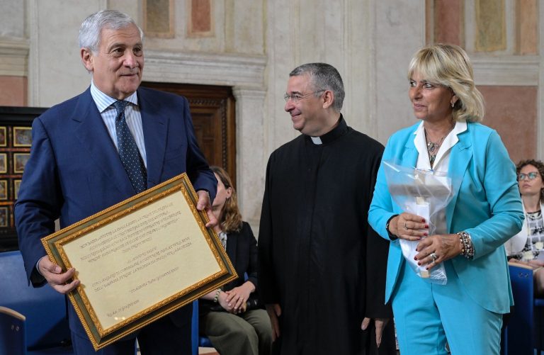 Il Ministro Tajani apre l’evento “Don Oreste Benzi: Costruttore di Ponti per la Giustizia Globale e la Solidarietà”