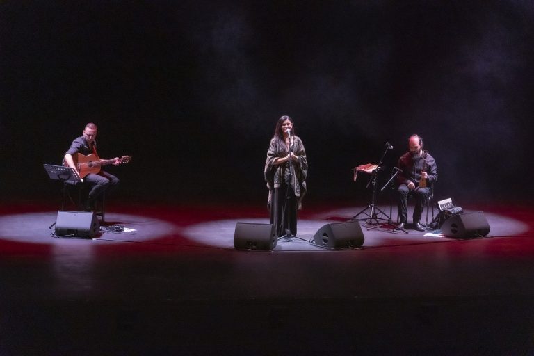 Santiago del Cile, la cantante napoletana FLO in concerto