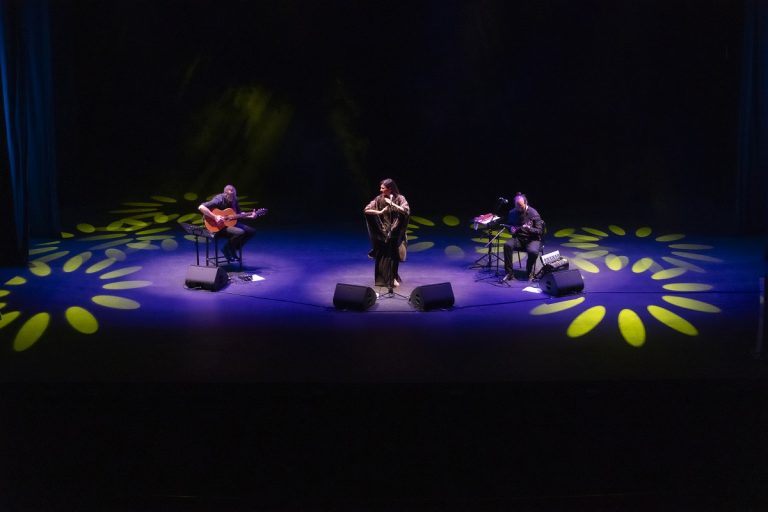 Santiago del Cile, la cantante napoletana FLO in concerto