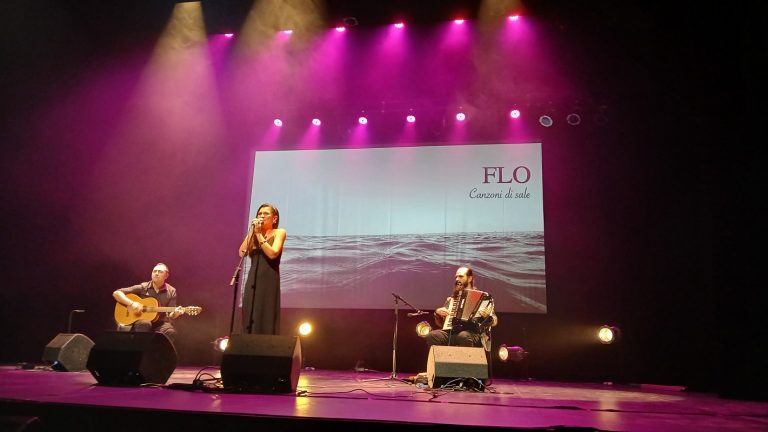 Santiago del Cile, la cantante napoletana FLO in concerto