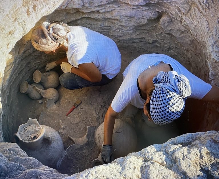 Erimi (Cipro). Scavo di una tomba a camera multipla all’interno della necropoli meridionale. Età del Bronzo Medio (credits: Archivio Missione Archeologica Italiana a Erimi - Cipro)