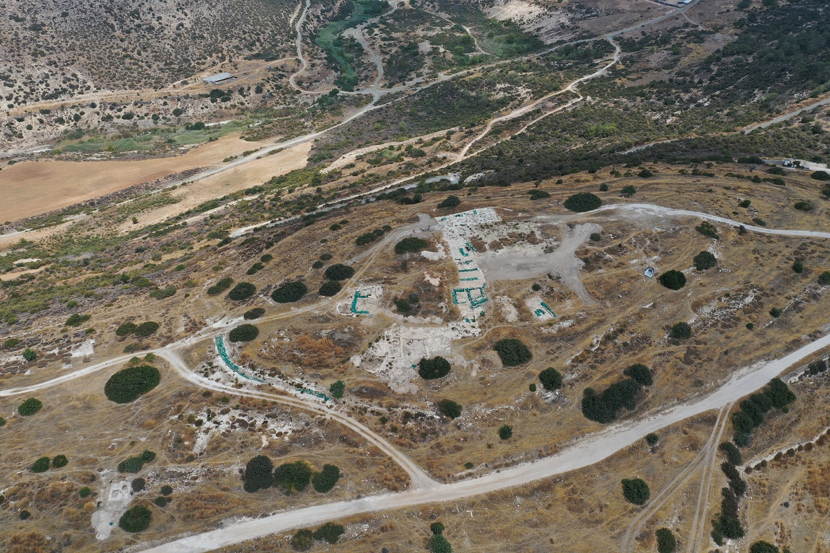 Erimi (Cipro). Veduta aerea della collina con l’insediamento e la necropoli dell’Età del Bronzo Medio (credits: Archivio Missione Archeologica Italiana a Erimi – Cipro).