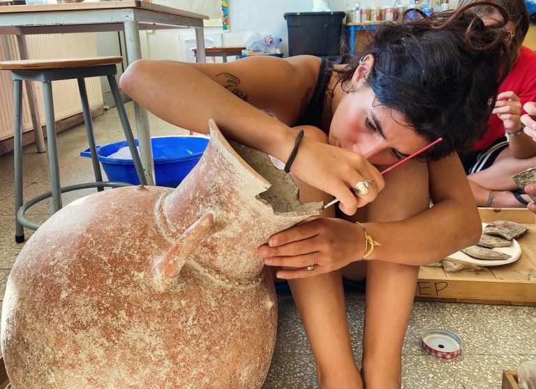 Erimi (Cipro). Operazioni di restauro e conservazione di reperti ceramici provenienti dai livelli del Bronzo Medio nel complesso artigianale (credits: Archivio Missione Archeologica Italiana a Erimi - Cipro).