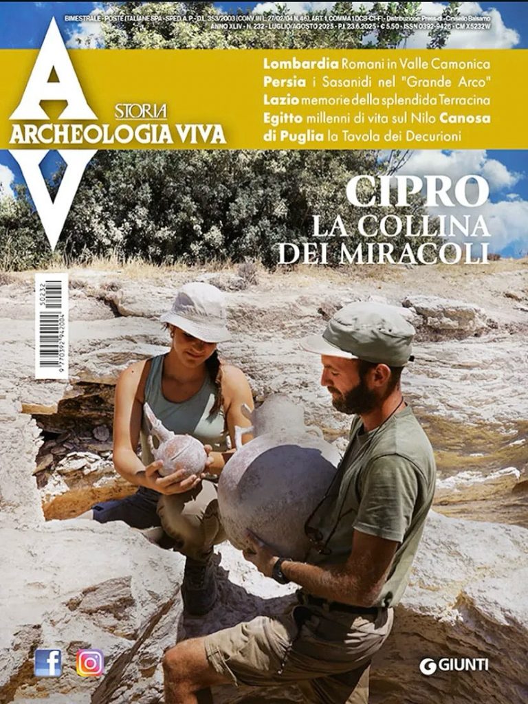 Erimi (Cipro). Operazioni di scavo all’interno della necropoli meridionale. Copertina di Archeologia Viva (Luglio-Agosto 2025) (credits: Archivio Missione Archeologica Italiana a Erimi - Cipro).