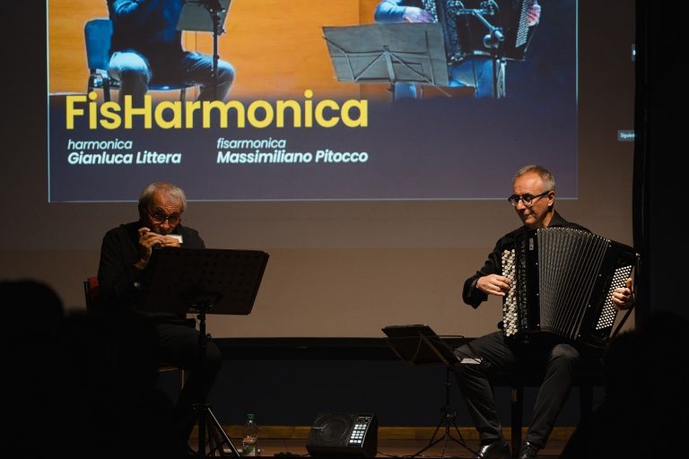 Santiago, il Duo FisHarmonica in concerto