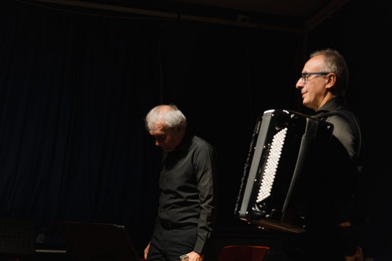 Santiago, il Duo FisHarmonica in concerto