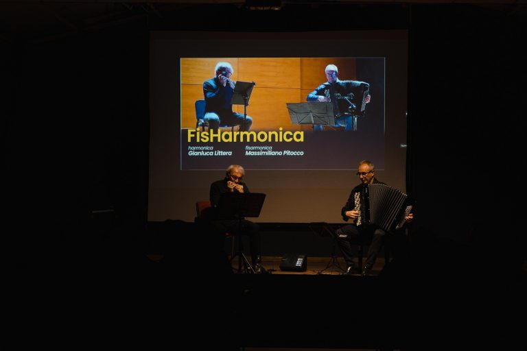 Santiago, il Duo FisHarmonica in concerto