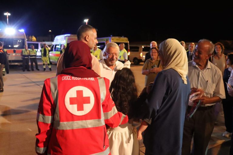 L’Italia accoglie 31 bambini dalla Striscia di Gaza nella più grande evacuazione sanitaria di minori mai realizzata