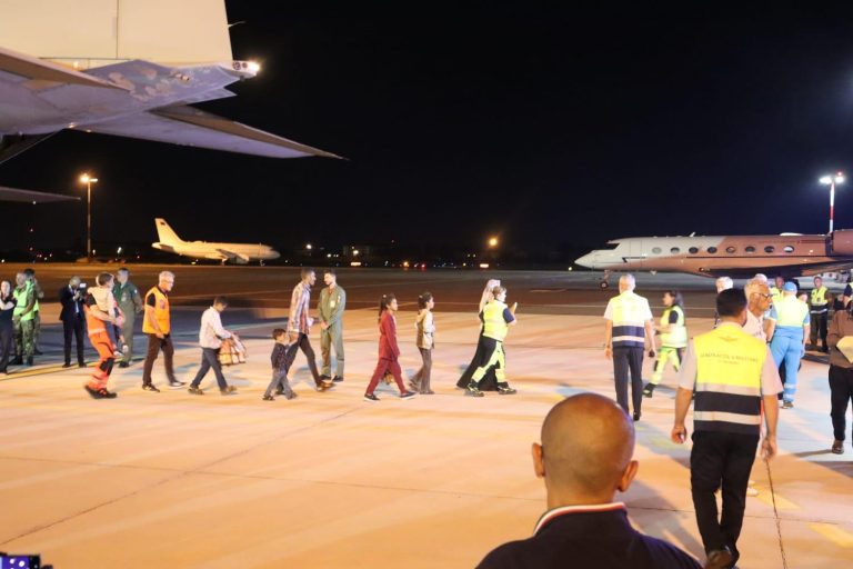 L’Italia accoglie 31 bambini dalla Striscia di Gaza nella più importante evacuazione sanitaria di minori mai realizzata