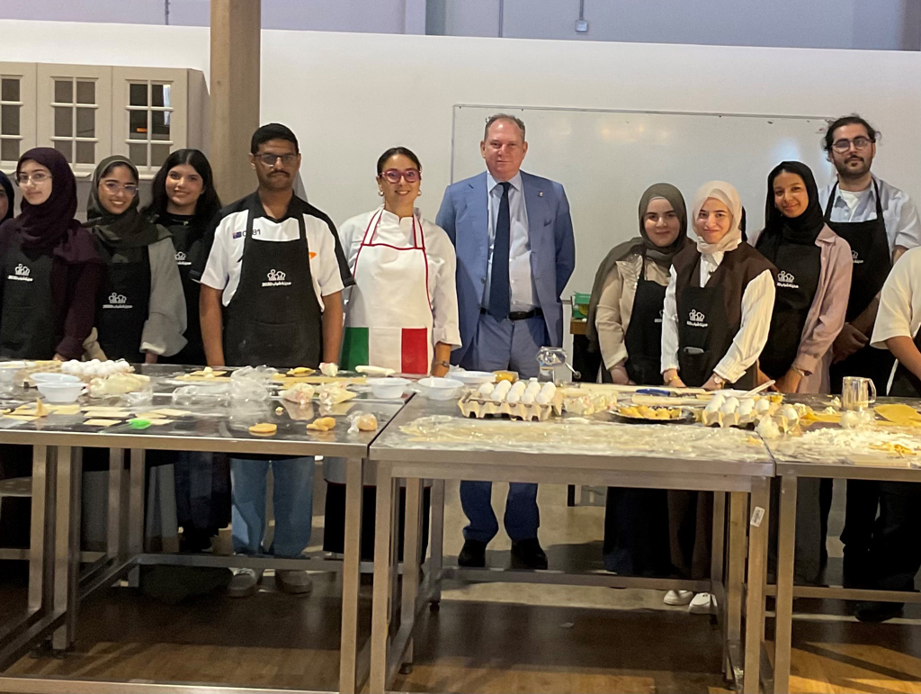 Manama, anteprima della settimana della Cucina Italiana nel mondo – Ambasciatore con gli Studenti